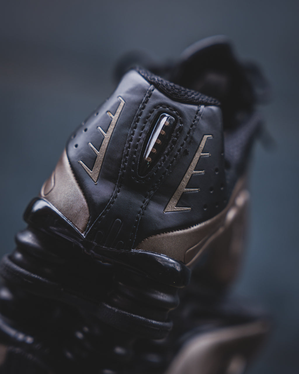 Nike Shox R4 Off Noir/Ironstone