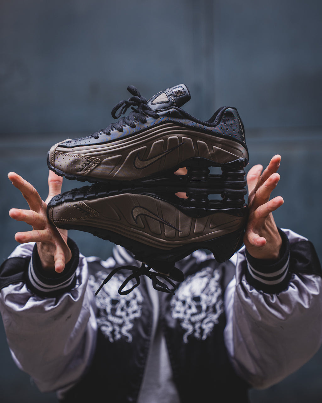 Nike Shox R4 Off Noir/Ironstone