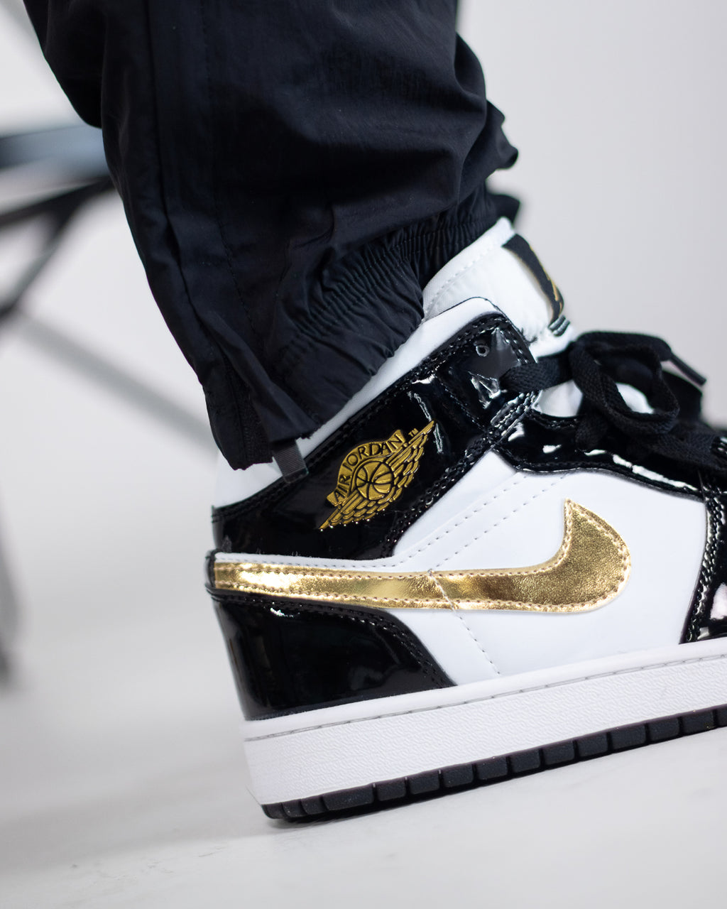 Nike Air Jordan 1 Mid SE “Patent Black Metallic Gold”