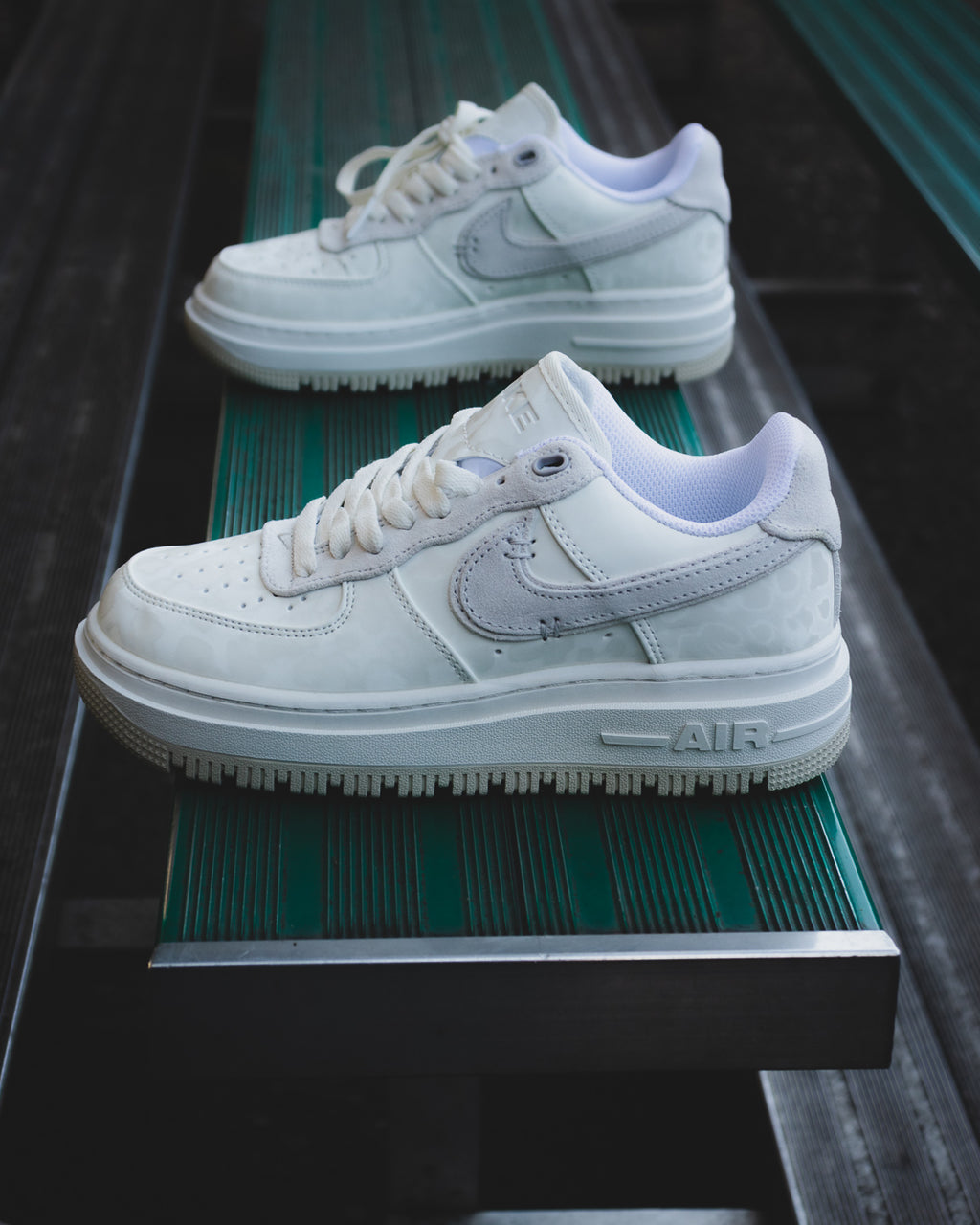 Nike Air Force 1 Luxe