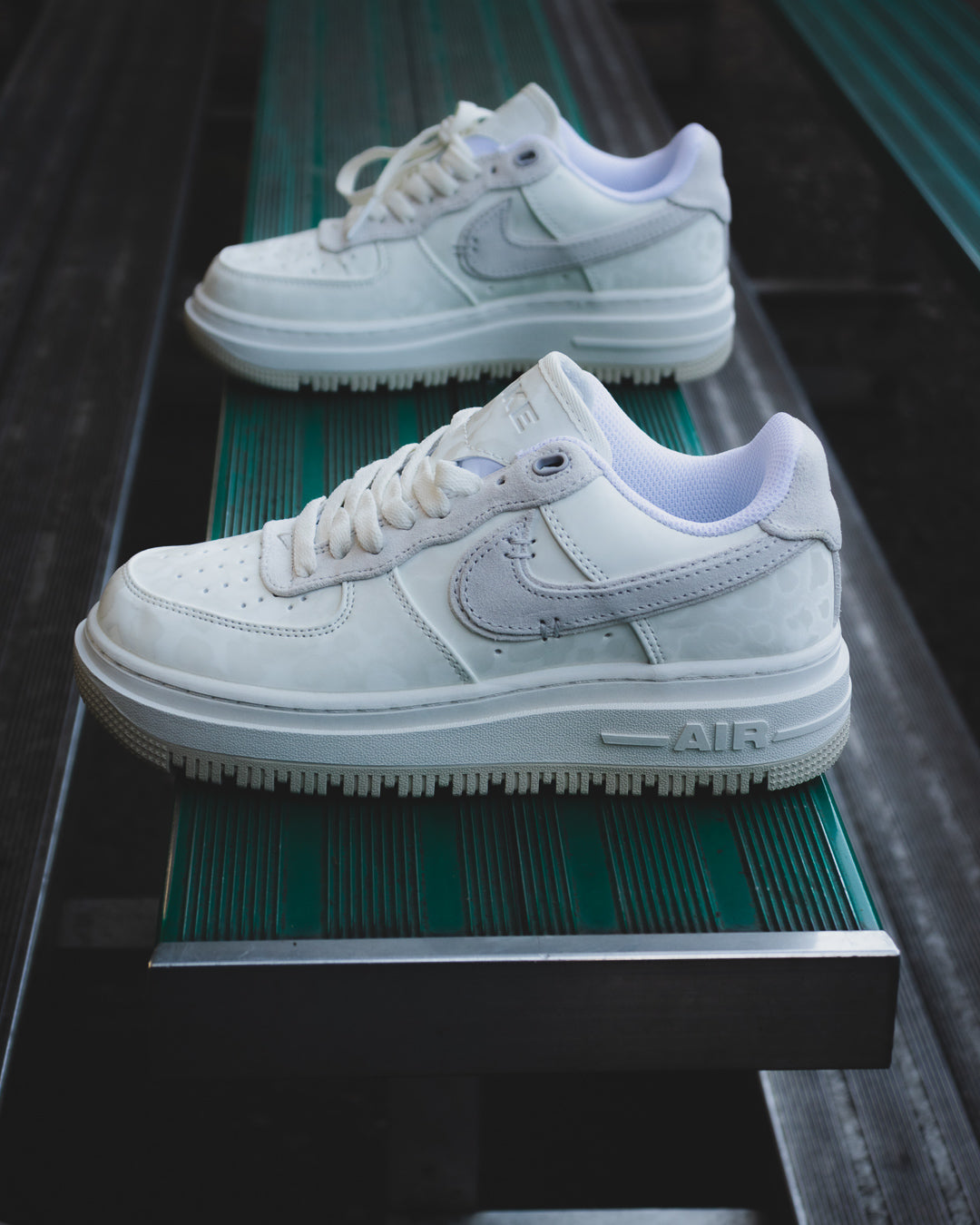 Nike Air Force 1 Luxe
