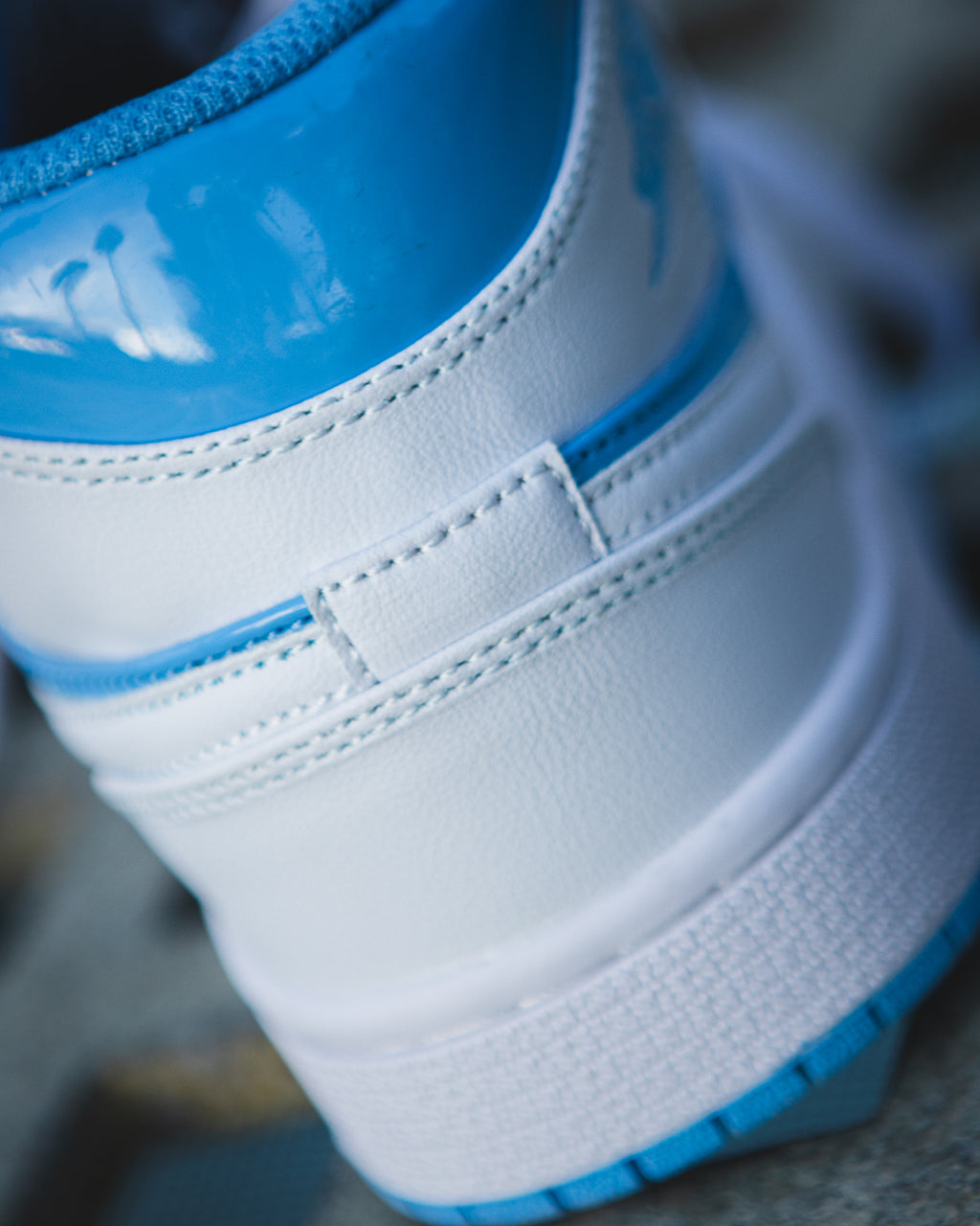Air Jordan 1 Mid SE "Legend Blue"