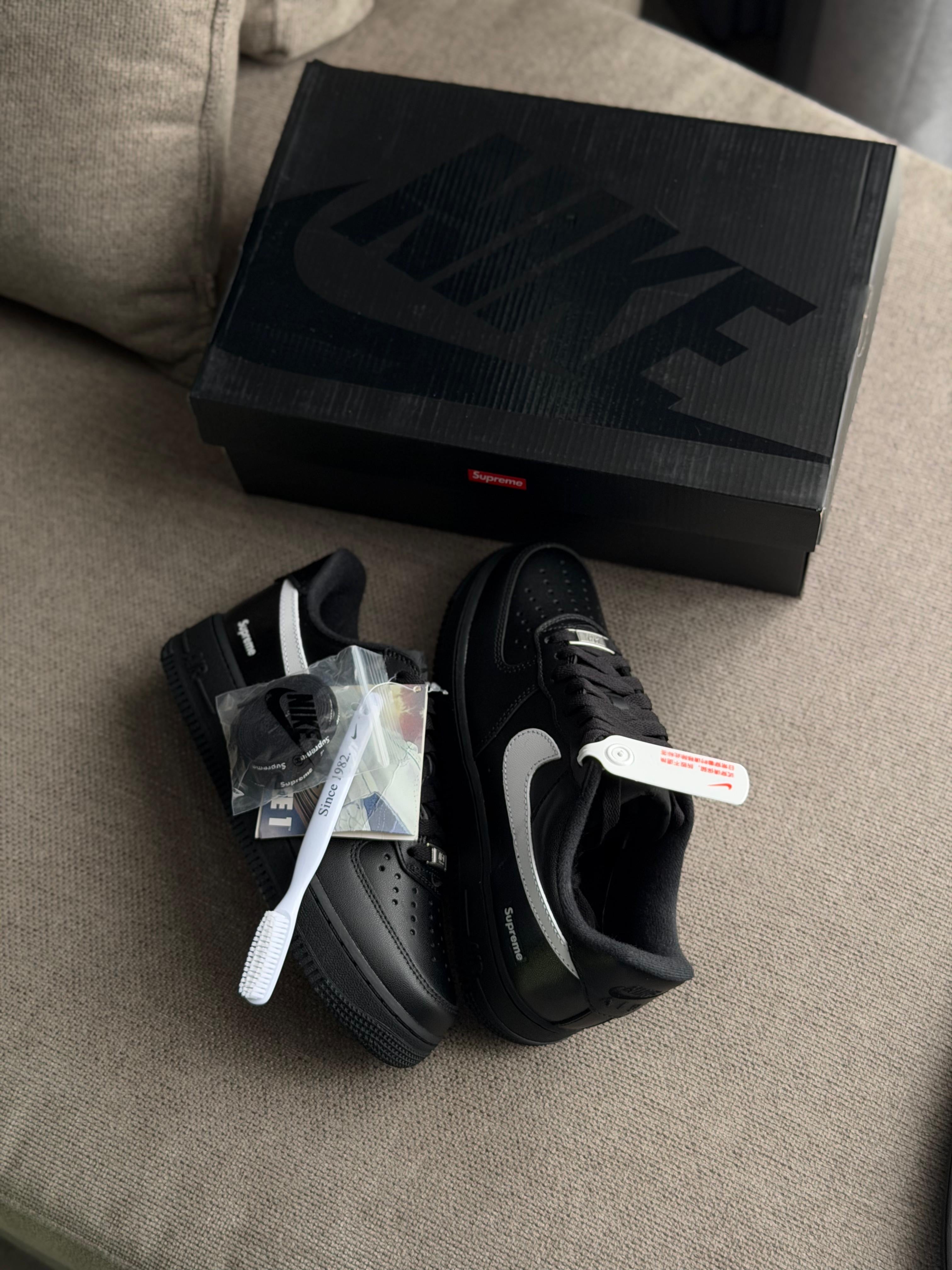 Nike Air Force 1 Low Supreme "Black White"