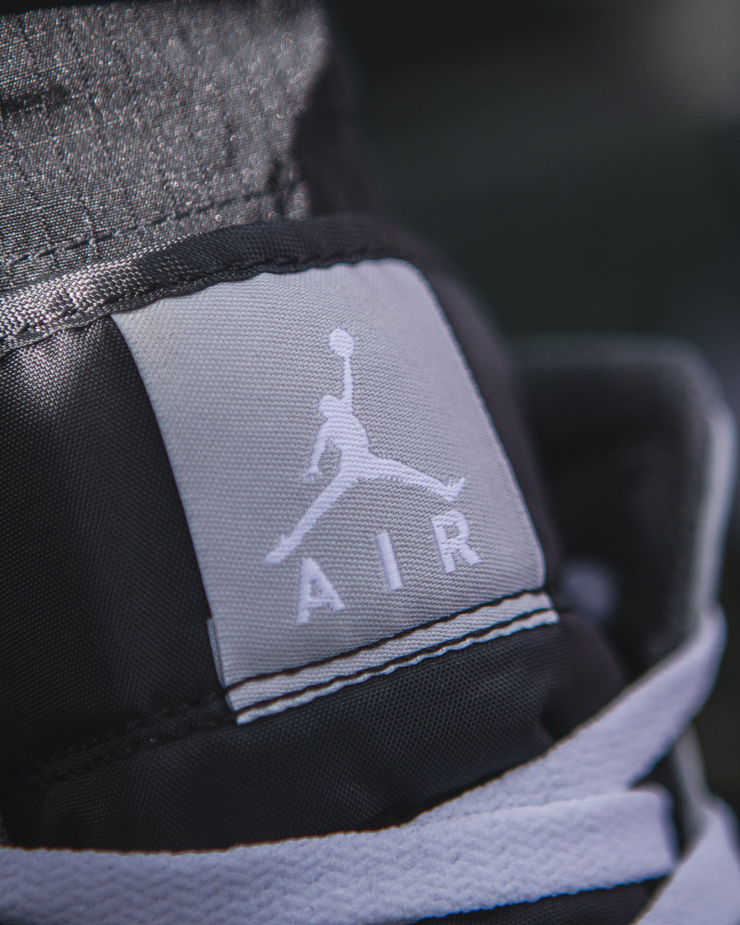 Air Jordan 1 Mid "Light Smoke Grey"