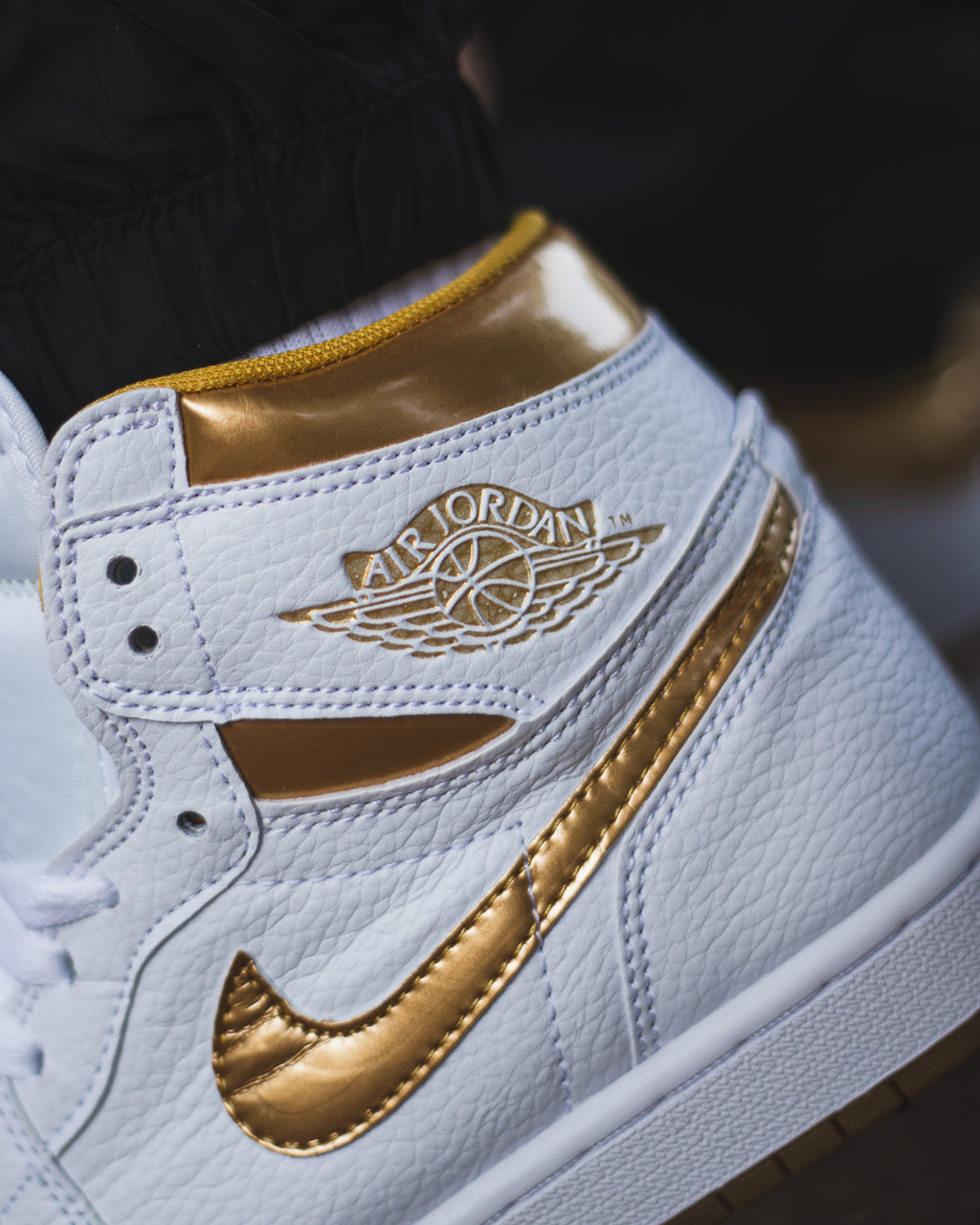 Air Jordan 1 Retro High OG "Metallic Gold"