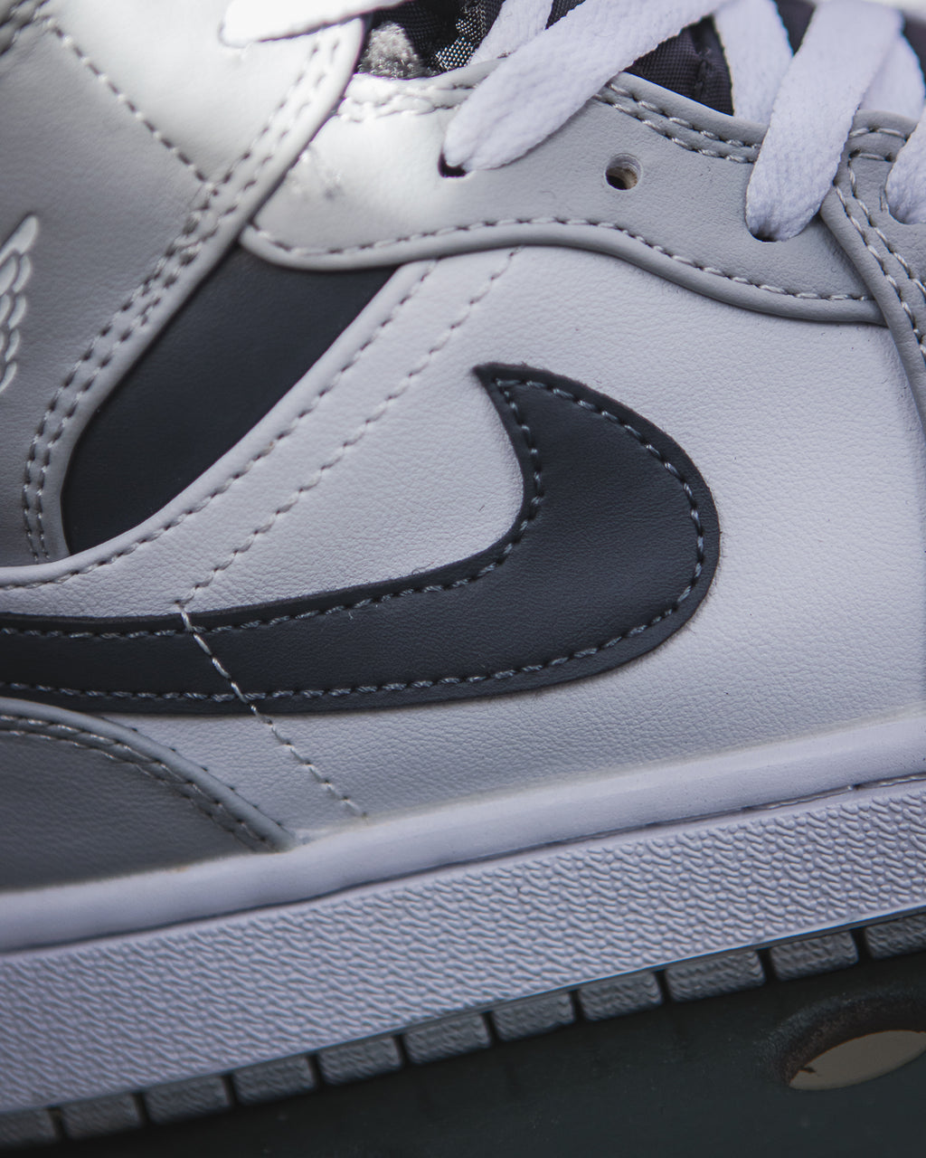 Air Jordan 1 Mid "Light Smoke Grey"