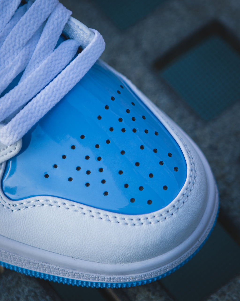 Air Jordan 1 Mid SE "Legend Blue"