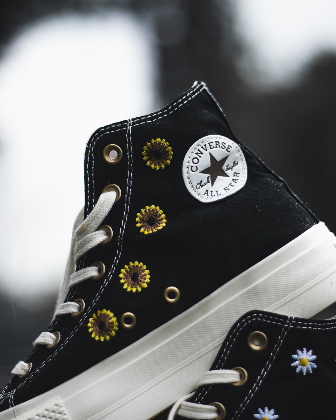 Converse Chuck Taylor All Star “Lift Floral Embroidery”