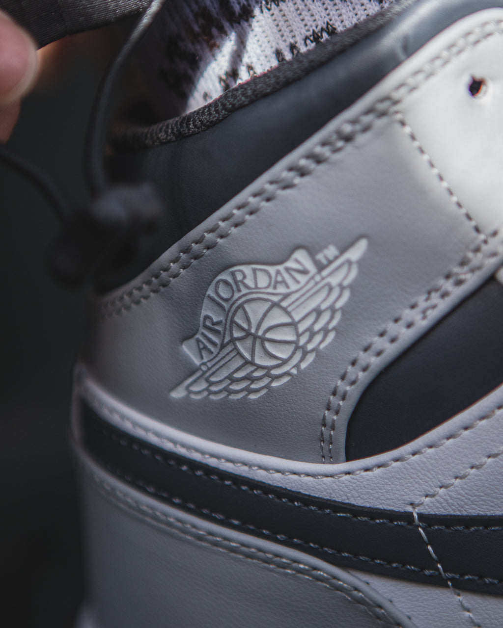 Air Jordan 1 Mid "Light Smoke Grey"