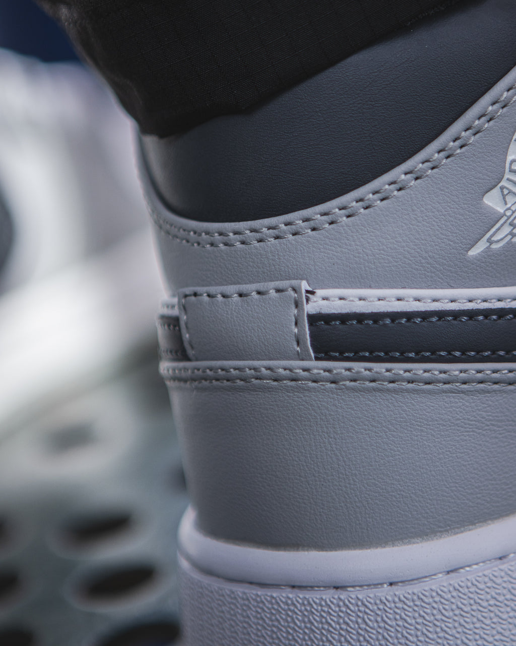 Air Jordan 1 Mid "Light Smoke Grey"