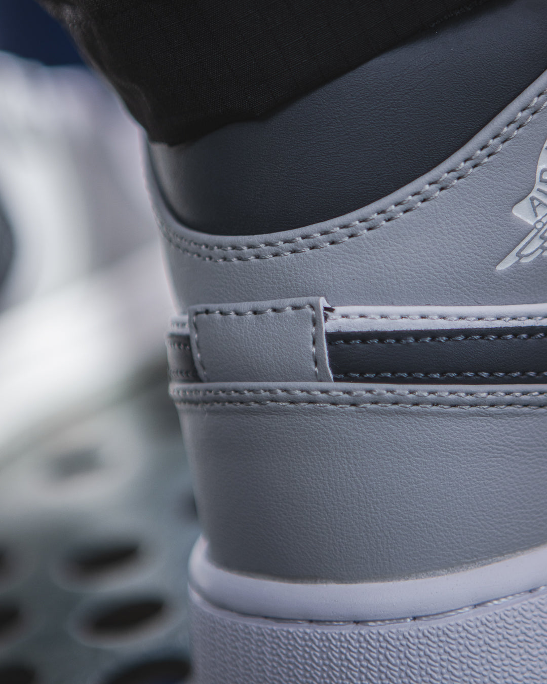 Air Jordan 1 Mid "Light Smoke Grey"