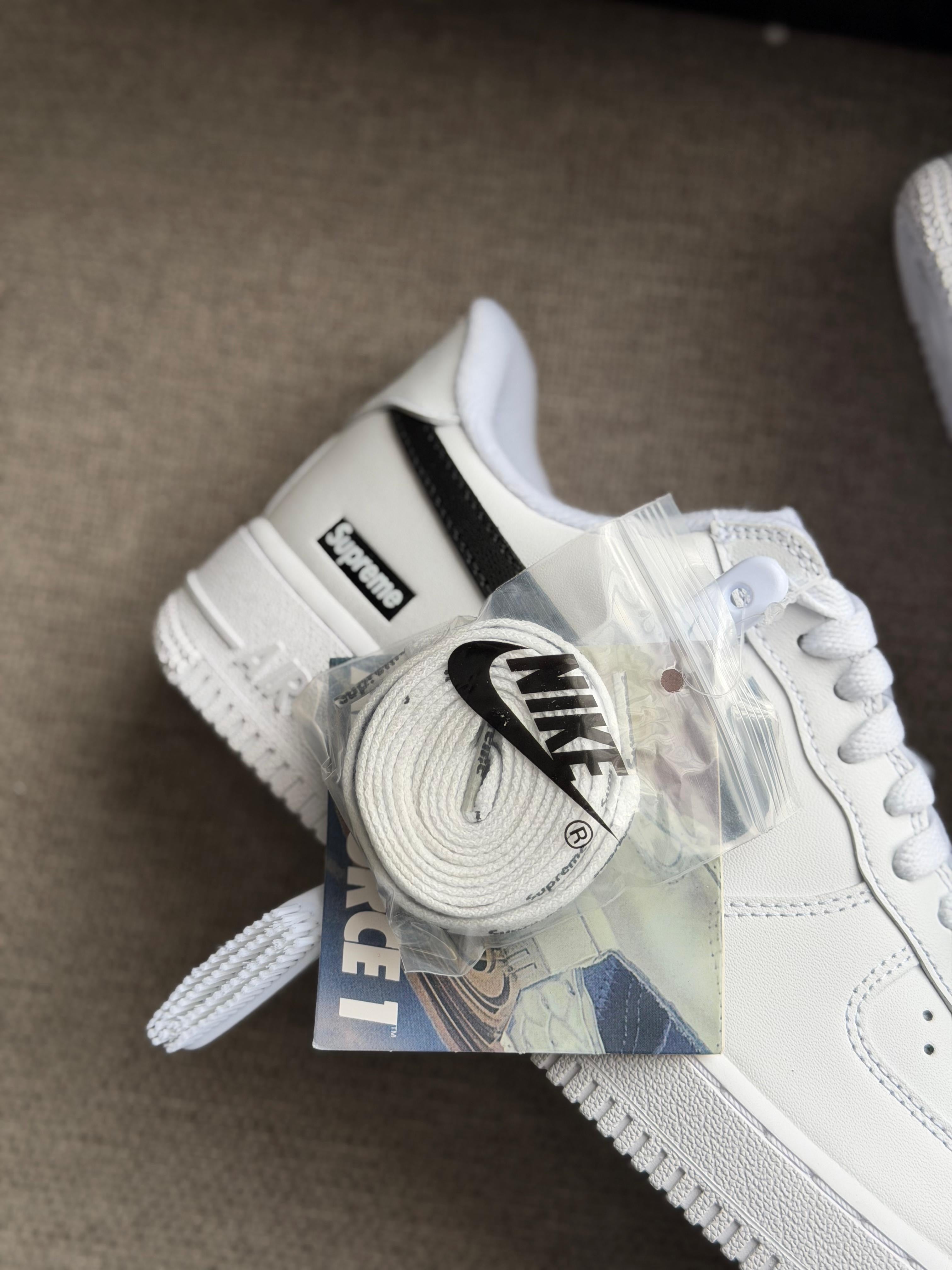 Nike Air Force 1 Low Supreme White Black