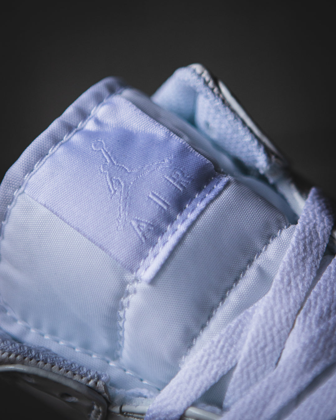 Nike Air Jordan 1 Mid "Triple White".