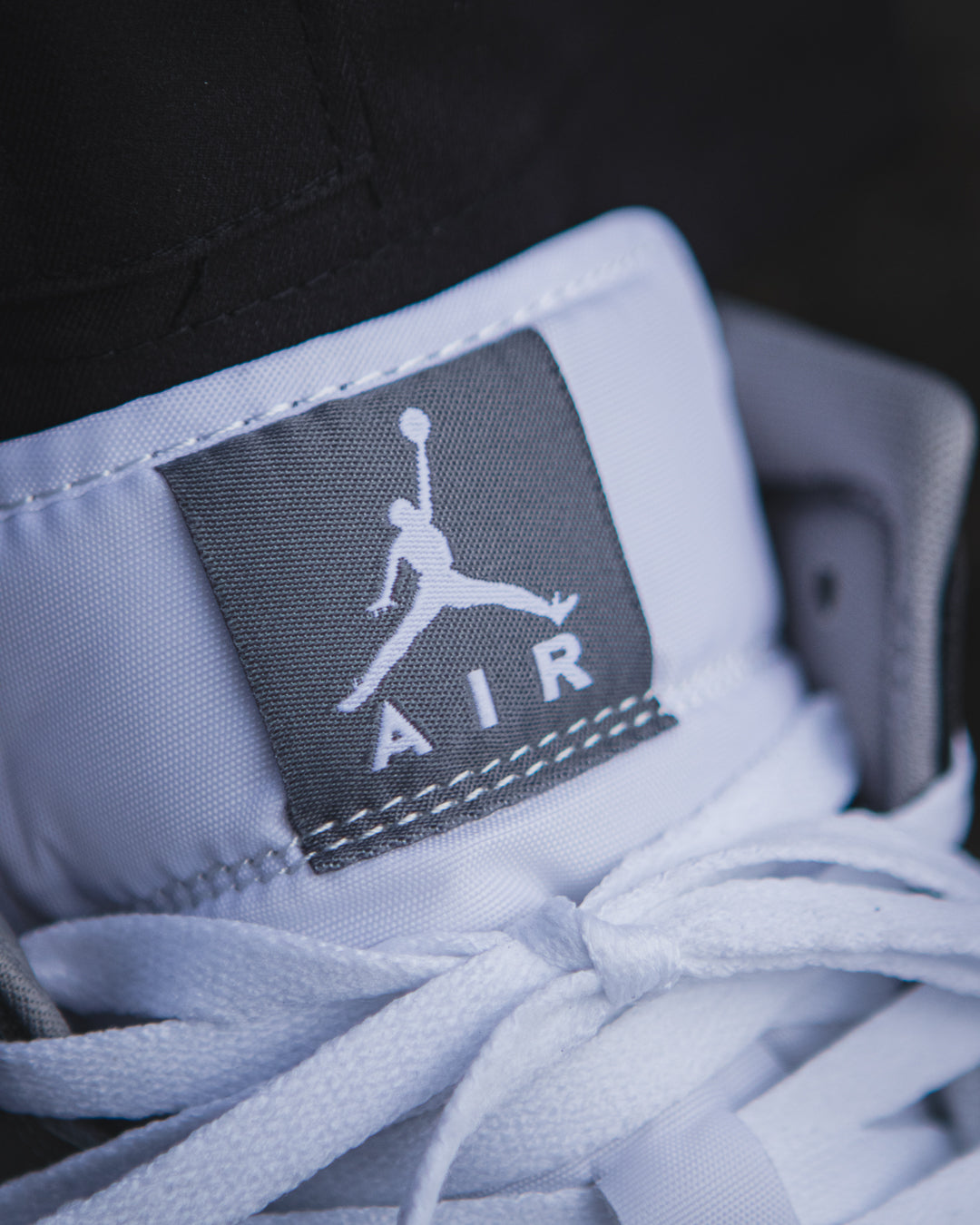 Air Jordan 1 Mid SE "Patent Cool Grey"