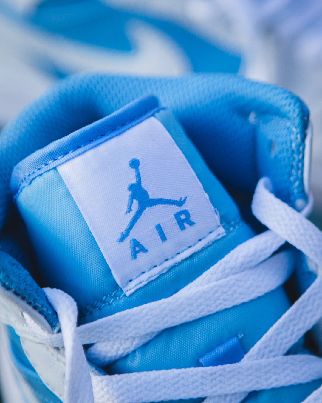 Air Jordan 1 Mid SE "Legend Blue"