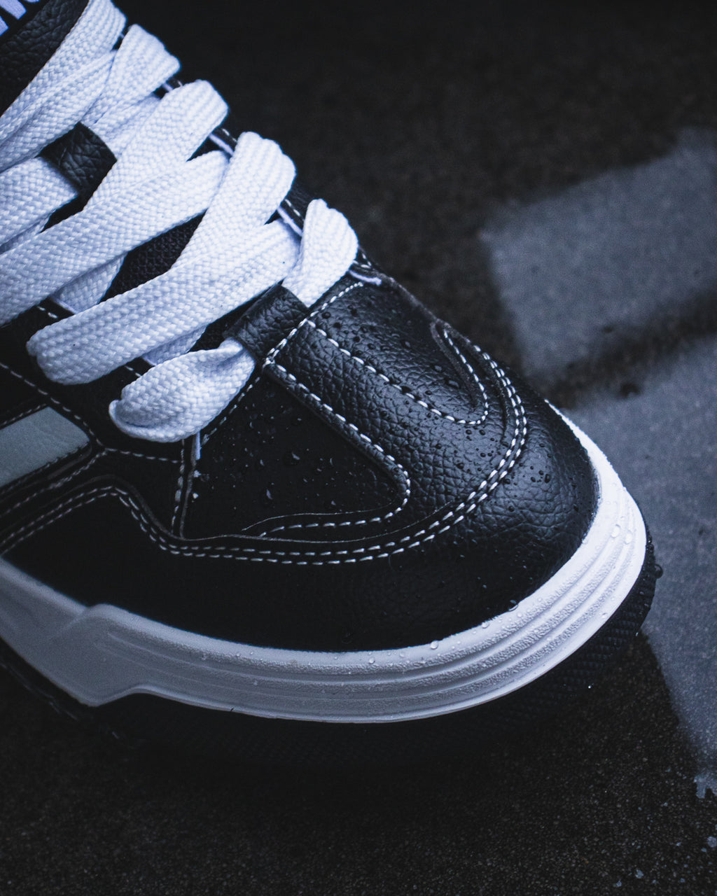 Vans Upland Black & White